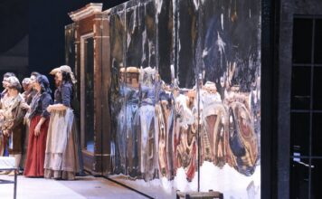 Andrea Chenier. La città che si guarda allo specchio.